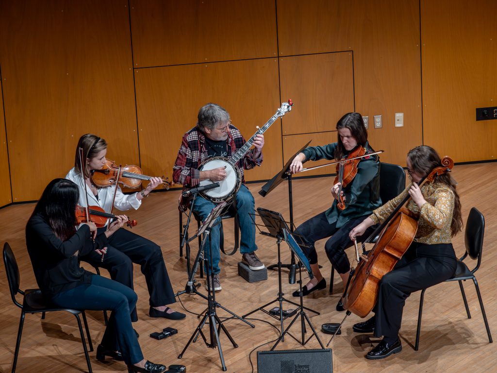 Béla Fleck performs on stage with the Trillium Graduate String Quartet during the Cali Midweek Immersive Residency: Cali Conversations Series
