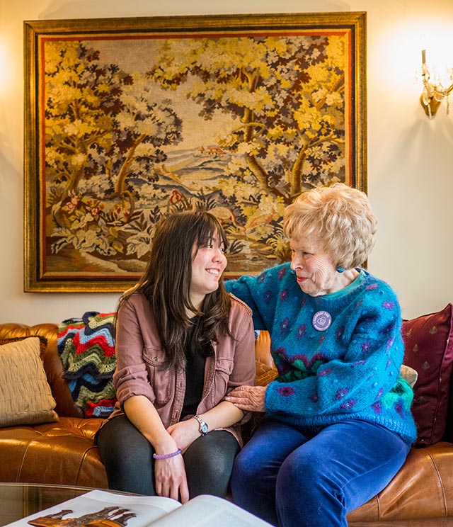 Nina Romano sitting with Nicole Fischbach ’16.