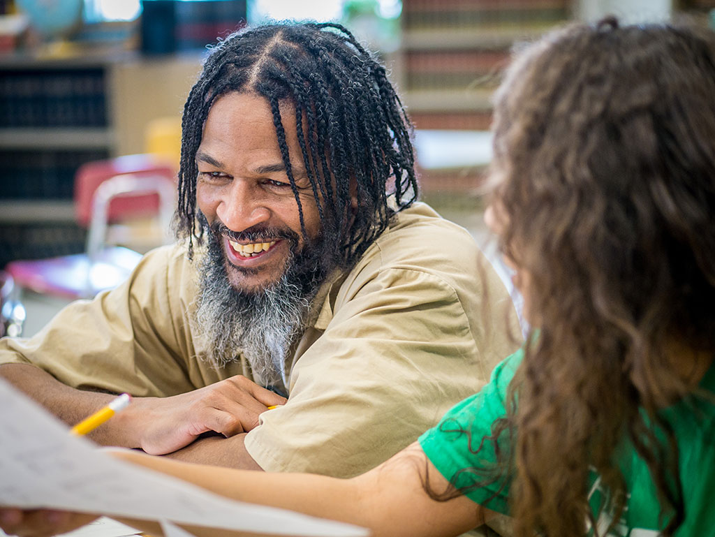 Inmate David Valdez-Martinez works with tutor Koedi Shakir on science.