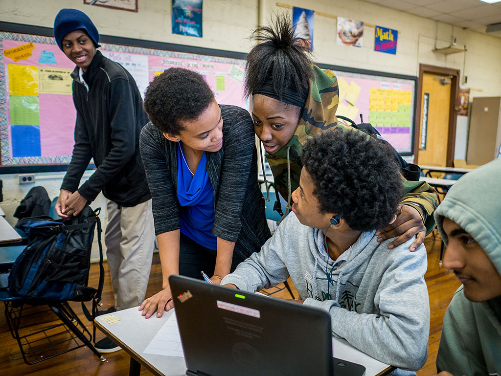 Residency program graduate Janae Taylor speaking with students.