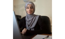 photo of Khizra Qadir sitting at a desk