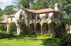Italian villa included in coach tour