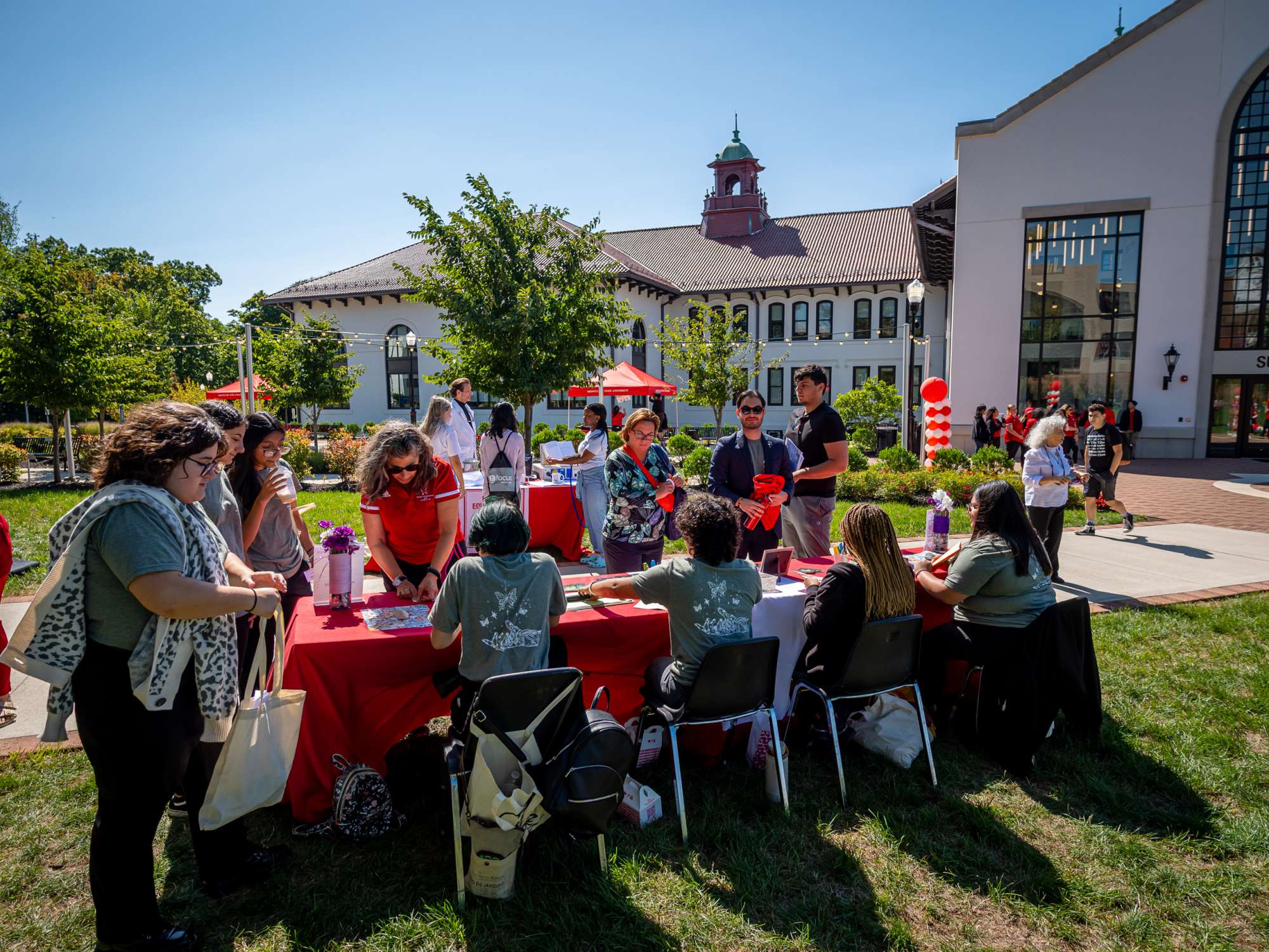 Bonner Leaders at table on campus