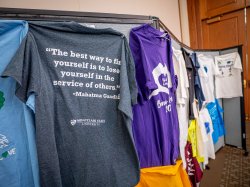 A T-shirt with the quote from Mahatma Gandhi: ”The best way to find yourself is to lose yourself in the service of others.”