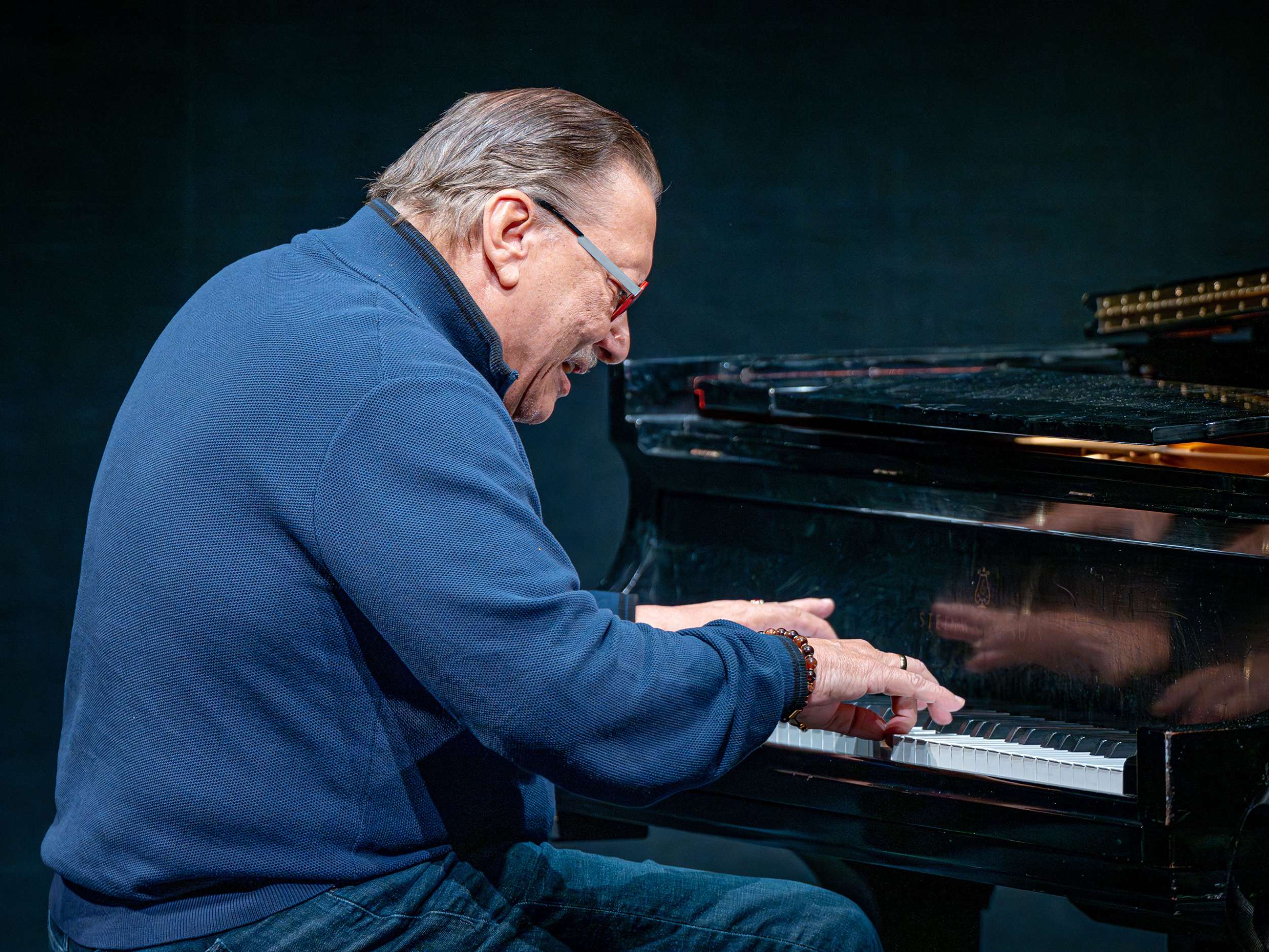 Arturo Sandoval plays the piano.