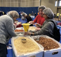 School of Nursing faculty packaging meals for End Hunger 3.6 event.