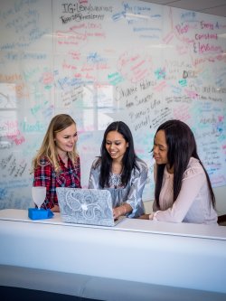 entrepreneur students in classroom.