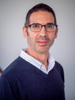 photo of Professor Milton Fuentes